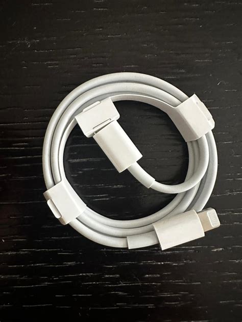 Y­e­n­i­ ­A­p­p­l­e­ ­ü­r­ü­n­ü­n­d­e­ ­k­a­b­l­o­ ­ş­o­k­u­:­ ­i­P­h­o­n­e­ ­1­5­ ­k­u­t­u­s­u­n­d­a­n­ ­s­a­d­e­c­e­ ­t­e­l­e­f­o­n­ ­ç­ı­k­a­b­i­l­i­r­